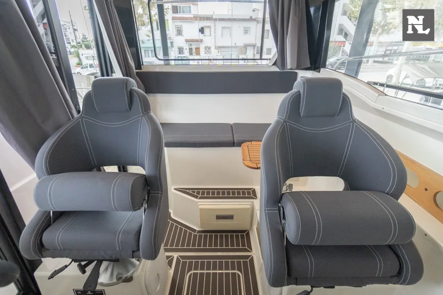 Innenraum der Parker 800 Pilothouse mit zwei Steuerstühlen, einer Mittelkonsole und Panoramafenstern.
