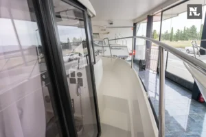 Parker 800 Pilothouse vom seitlichen Gang aus gesehen, mit verglaster Kabine, Reling und Steg im Hintergrund