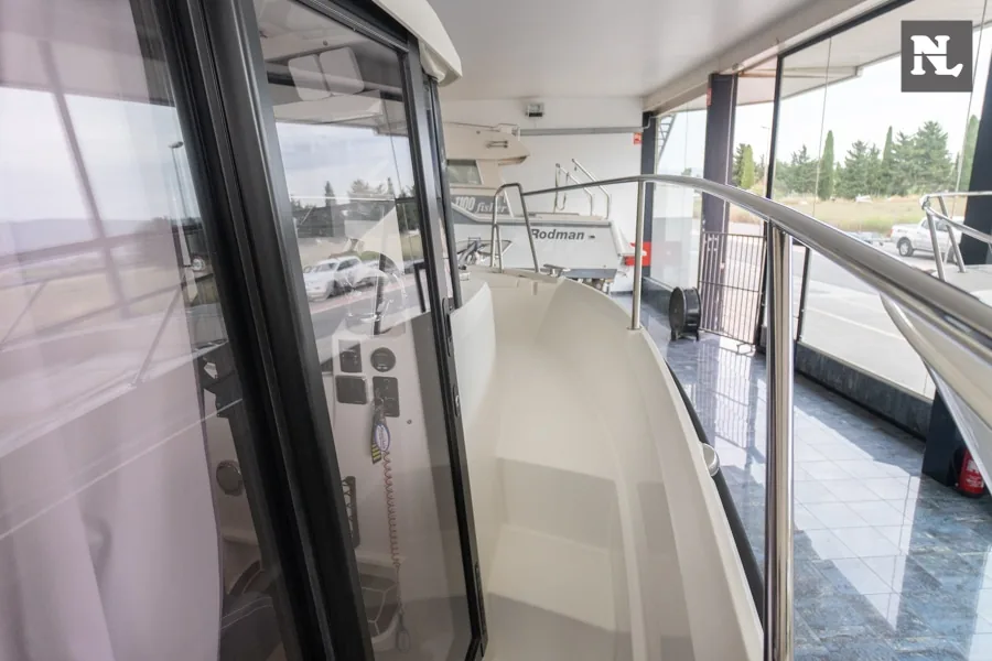 Parker 800 Pilothouse vom seitlichen Gang aus gesehen, mit verglaster Kabine, Reling und Steg im Hintergrund