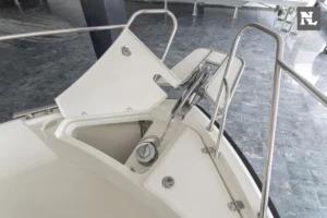 Parker 800 Pilothouse vom Bug aus gesehen, mit Anker, Ankerwinde, Handläufen und Zugang zur angrenzenden Kabine