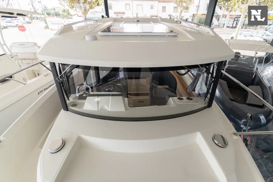 Parker 800 Pilothouse von vorne gesehen, mit verglaster Kabine, Steuerstand und sichtbarem Bugdeck