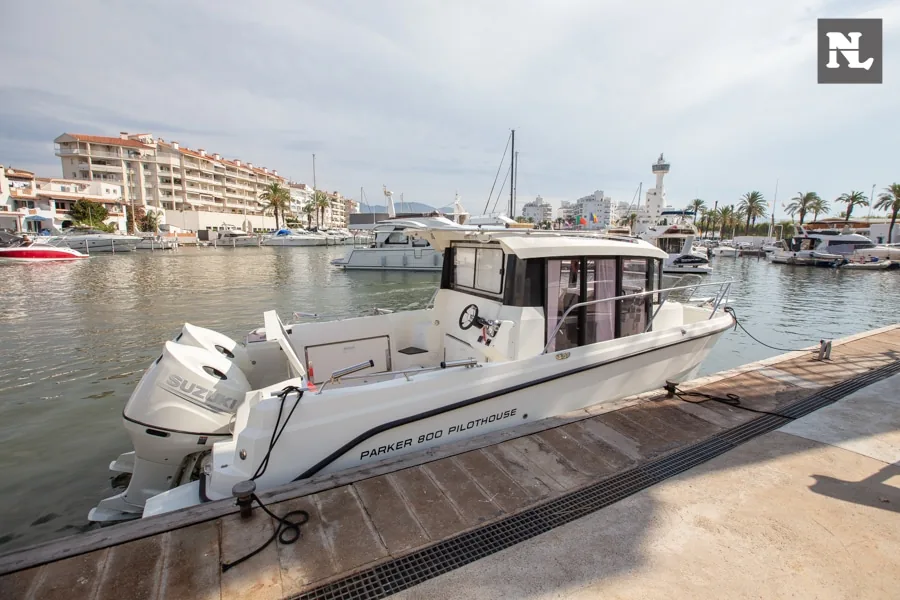 Parker 800 Pilothouse festgemacht, seitliche Außenansicht mit geschlossenem Steuerhaus und zwei Außenbordmotoren.