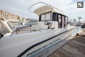 Seitenansicht des Parker 800 Pilothouse von außen, mit geschlossener Kabine, Windschutzscheibe, Steuerkonsole und sichtbarem Bug.