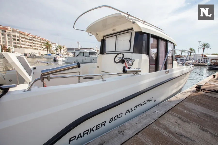Seitenansicht des Parker 800 Pilothouse von außen, mit geschlossener Kabine, Windschutzscheibe, Steuerkonsole und sichtbarem Bug.