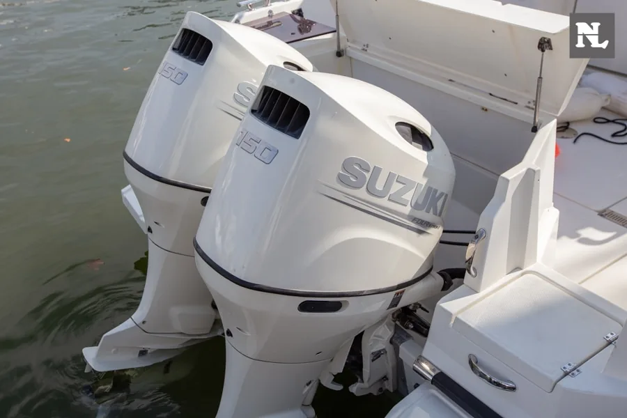 Parker 800 Pilothouse vom Heck aus gesehen, mit zwei Suzuki-Außenbordmotoren und einer Badeplattform.