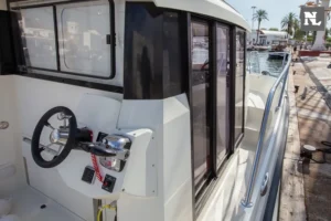 Parker 800 Pilothouse, seitliche Außenansicht mit Steuerstand, Fenstern und Handläufen am Steg