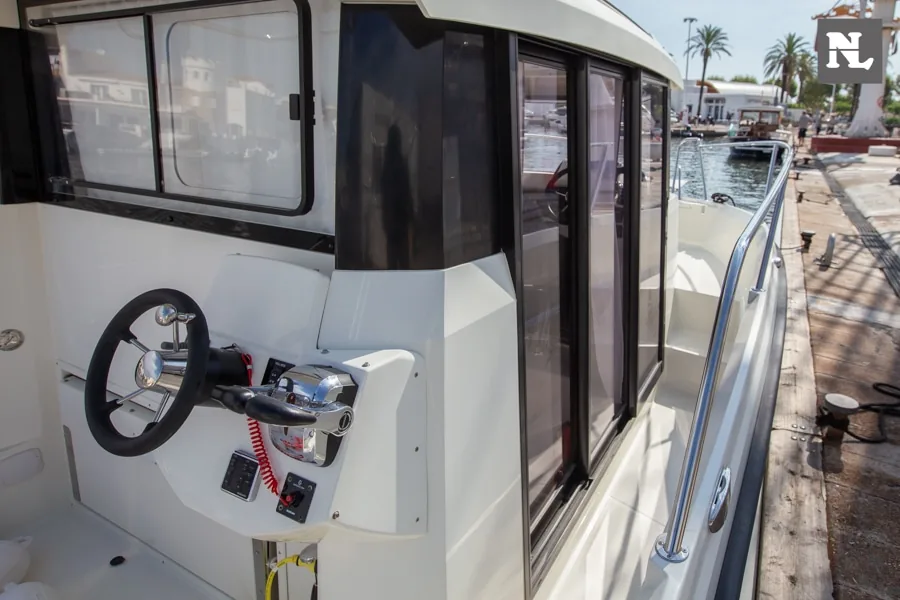 Parker 800 Pilothouse, seitliche Außenansicht mit Steuerstand, Fenstern und Handläufen am Steg