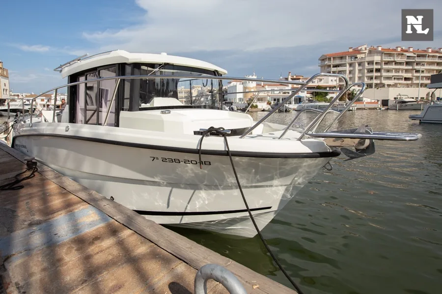 Parker 800 Pilothouse vom Steuerbordbug aus gesehen, an einem Steg festgemacht, mit sichtbarer Kabine und Windschutzscheibe.