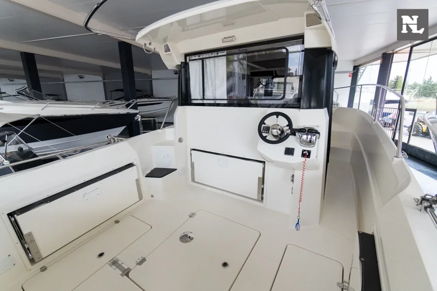 Parker 800 Pilothouse, Außenansicht des Cockpits mit Steuerstand, Kabine und Decksluken.