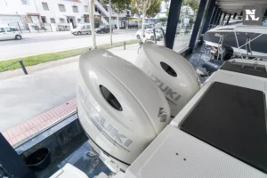Außenansicht des Hecks der Parker 800 Pilothouse mit zwei Suzuki-Außenbordmotoren und sichtbarer Badeplattform