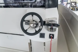 Außensteuerstand der Parker 800 Pilothouse, mit Steuerrad, Gashebeln und Bedienfeld.