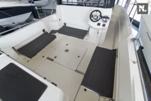 Parker 800 Pilothouse, Ansicht des Außen-Cockpits mit Steuerkonsole, Lenkrad und gepolsterten seitlichen Sitzbänken.