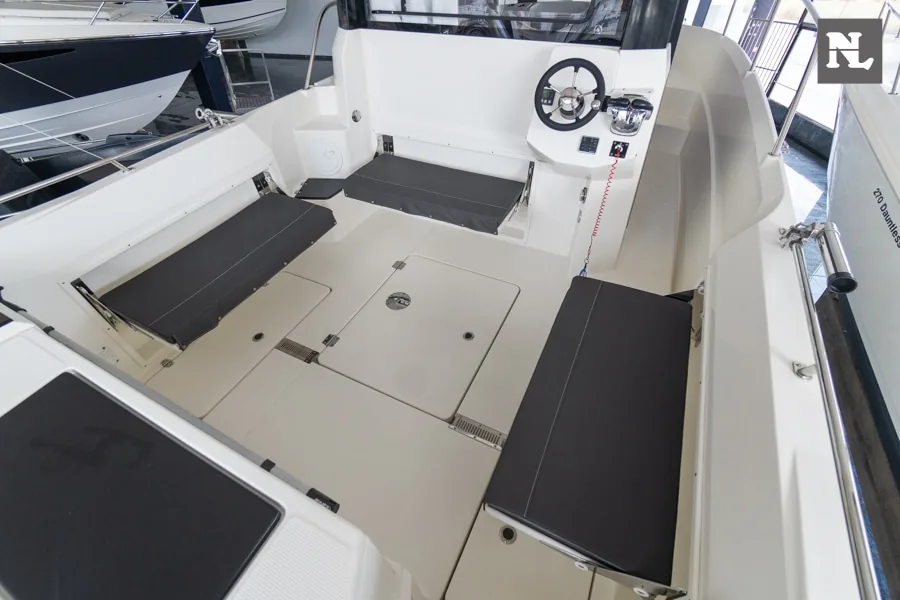 Parker 800 Pilothouse, Ansicht des Außen-Cockpits mit Steuerkonsole, Lenkrad und gepolsterten seitlichen Sitzbänken.