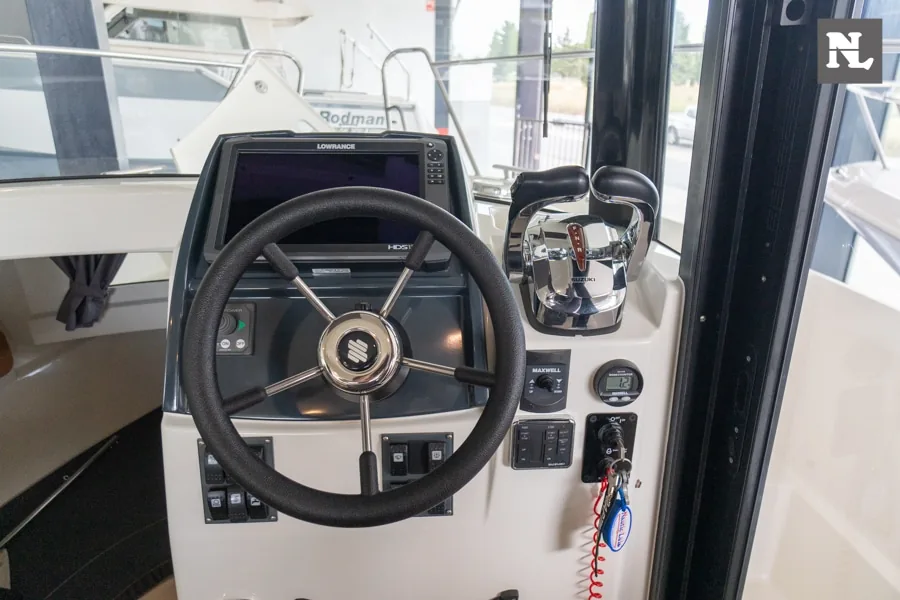 Innensteuerstand der Parker 800 Pilothouse mit Steuerrad, Bildschirm, Bedienelementen, Anzeigen und Schlüsseln.