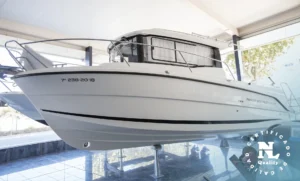Seitenansicht des Parker 800 Pilothouse auf Stützen, mit geschlossener Kabine, Windschutzscheibe und zertifiziertem Qualitätslogo.