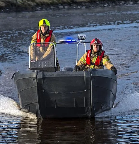 PIONER MULTI III viewed from the front on the water, with two crew members and the steering console visible
