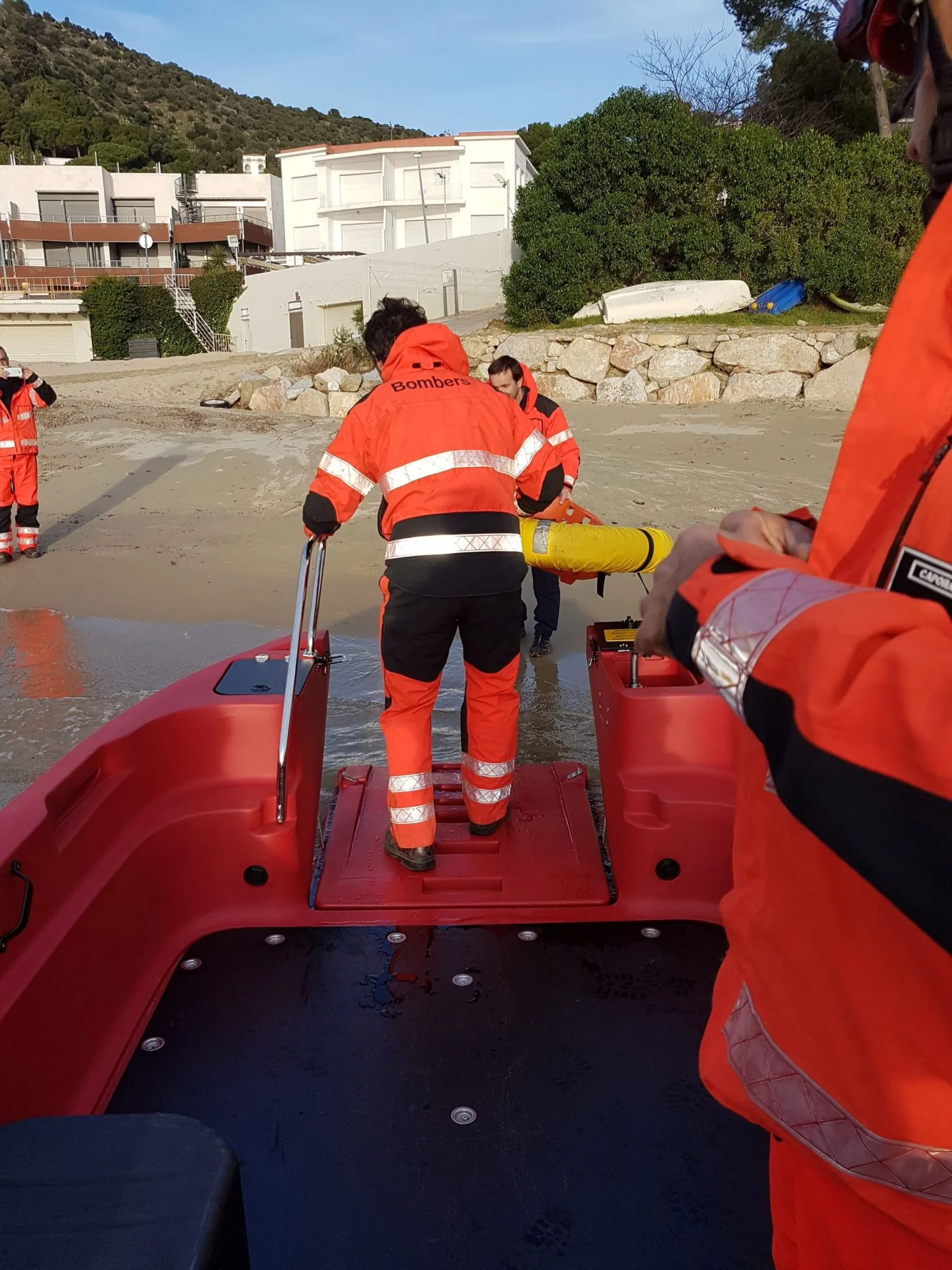 20181217_160240 PIONER MULTI III, interior view of the boat with rescuers and rescue equipment on deck.