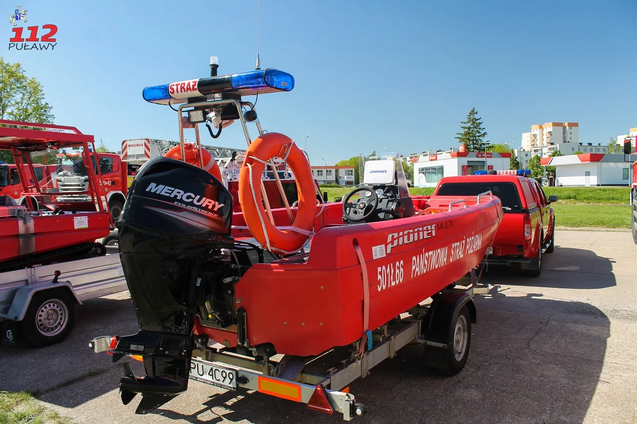 PIONER MULTI III viewed from the stern, with Mercury engine, console, lifebuoy and trailer.