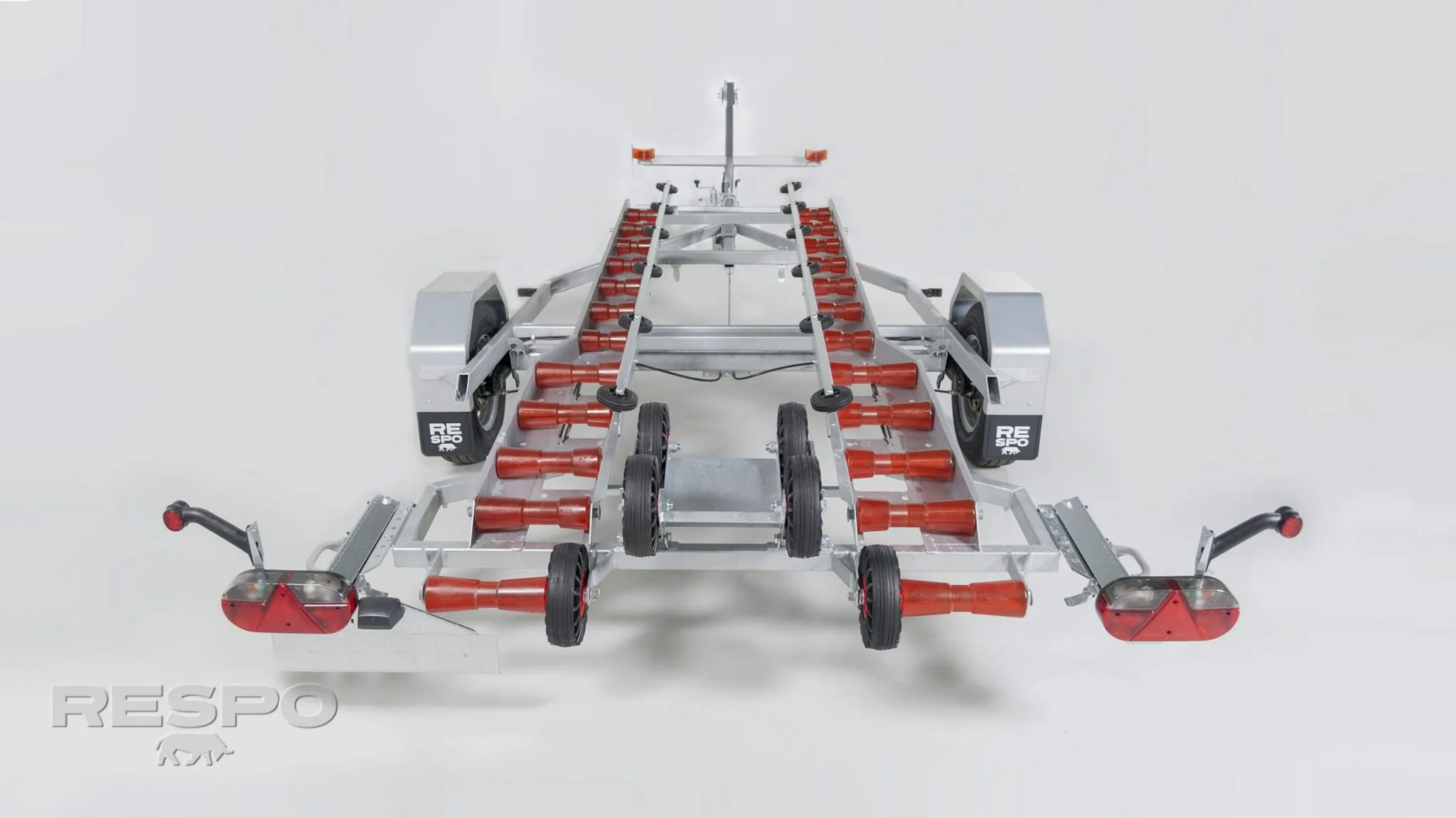 RESPO trailer for PIONER MULTI III, viewed from the rear, with rollers, lights and side supports visible
