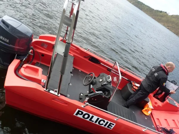 Exterior of the PIONER MULTI III viewed from above, with a Yamaha engine, helm console, and POLICIE marking.