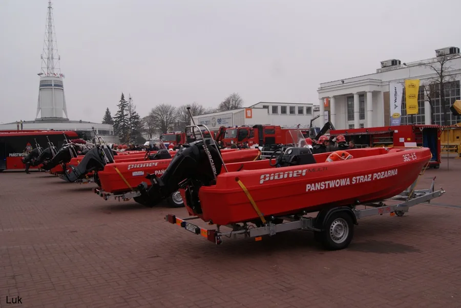 PIONER MULTI III boats in red on trailers, viewed from the side, with outboard motors and boating equipment.