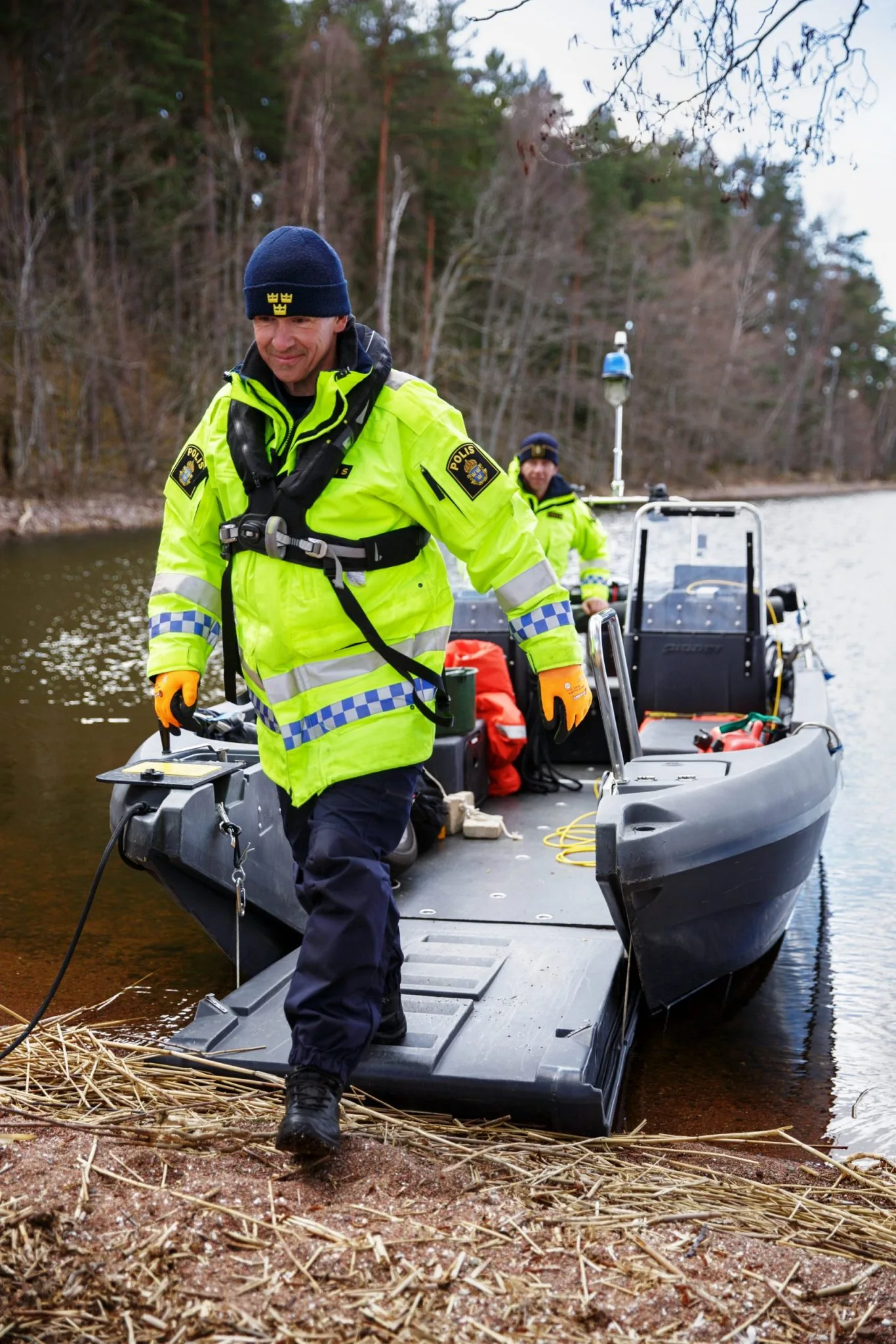 Pioner Multi – Police 3 Pioner Multi III in exterior view, with a uniformed agent, an outboard motor and a navigation console on the water.