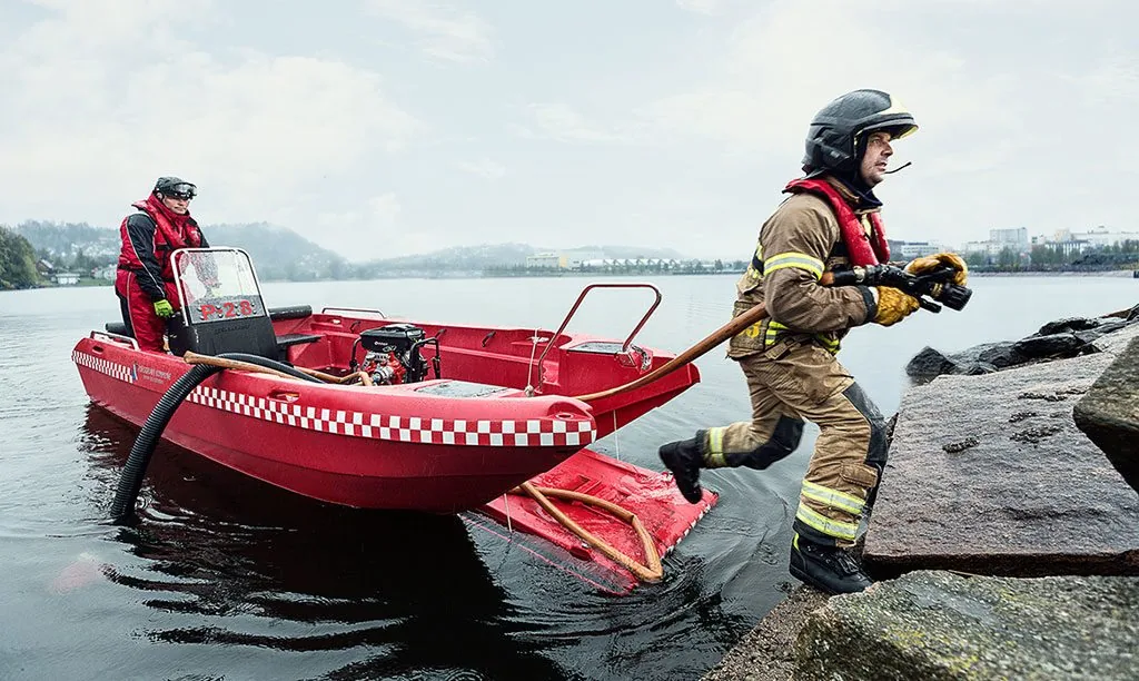 PionerMultiProff-2-1024×612 Pioner Multi III, exterior side view, with two occupants and rescue equipment near the shore.