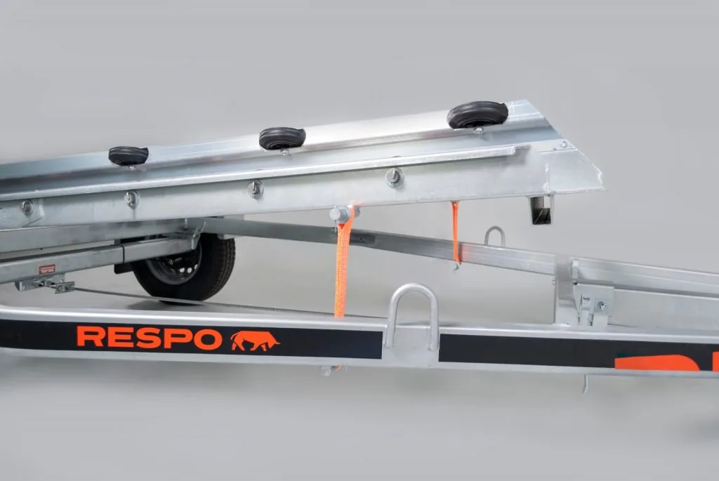 Exterior side view of the Pioner Multi III on a trailer, with the wheel, straps and RESPO support visible.