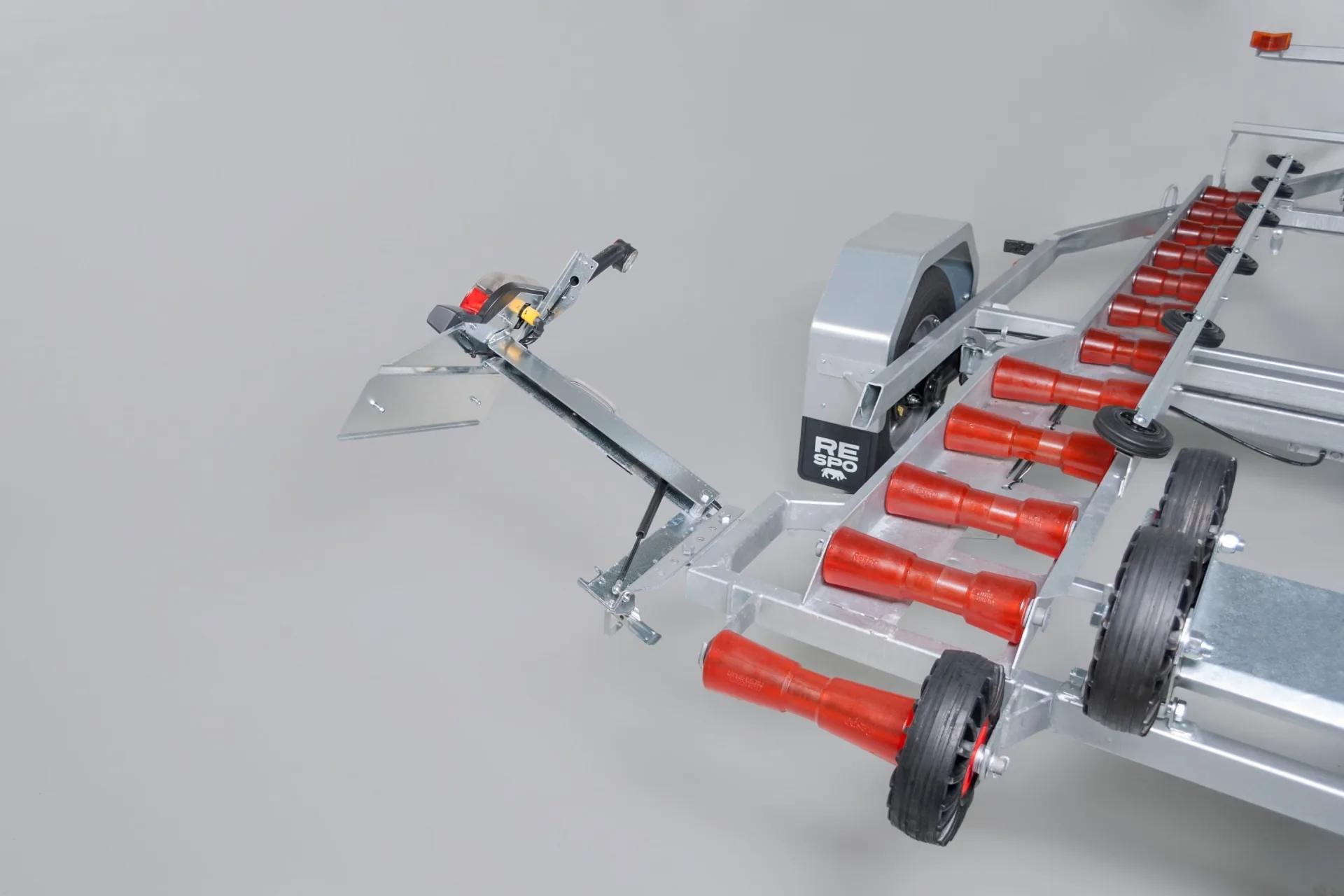 Pioner Multi III on a trailer, side view of the support stand, red rollers, winch and wheels visible