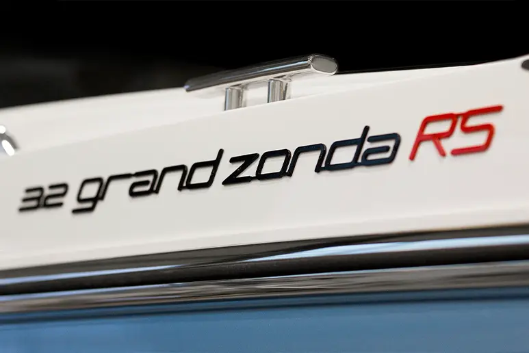 Exterior side detail of the Windy 32 Grand Zonda RS, with the model emblem on the white hull.