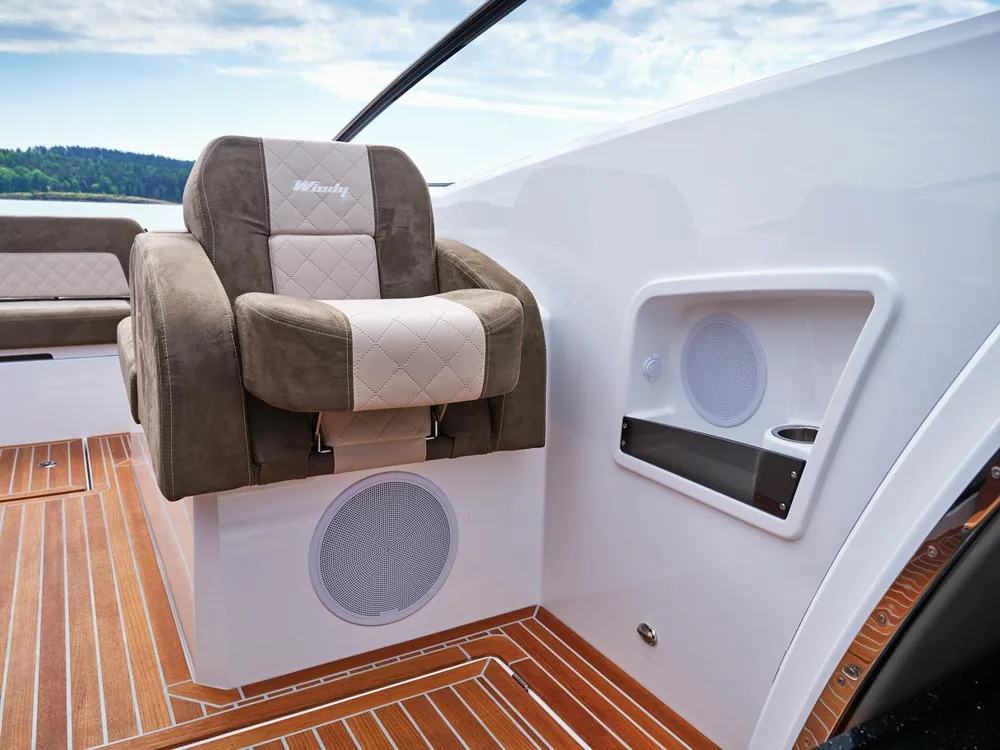 Windy 32 Grand Zonda, detail of the exterior cockpit with cushioned seat, speakers, side console and teak flooring.