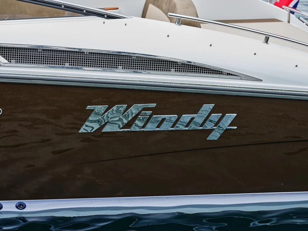 Side exterior view of the Windy 32 Grand Zonda, with the Windy logo visible on the hull.