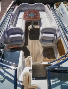 Cockpit der Windy 25 Mirage mit umlaufendem Sofa und Teakholztisch – Nautic Luis Empuriabrava