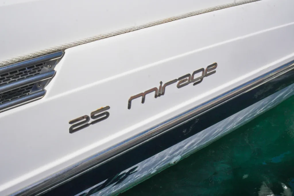 Detail des Windy 25 Mirage-Logos am Rumpf – Nautic Luis Empuriabrava