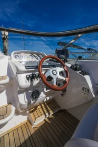 Detail des Steuerstands der Windy 25 Mirage mit Bedienelementen und Steuerrad – Nautic Luis Empuriabrava
