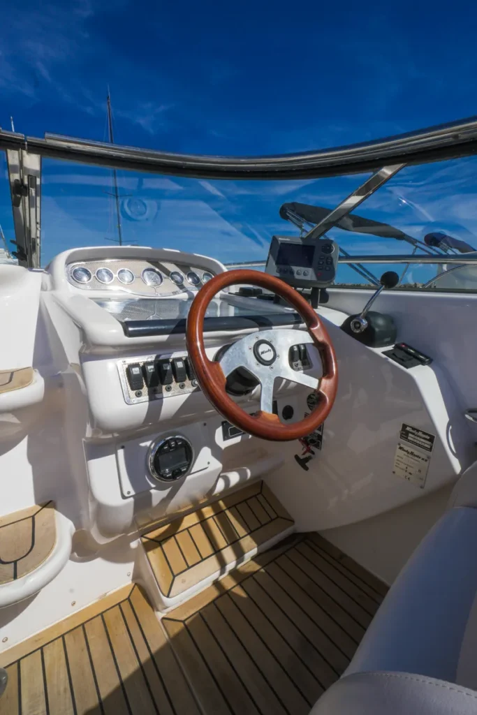 Detail des Steuerstands der Windy 25 Mirage mit Bedienelementen und Steuerrad – Nautic Luis Empuriabrava