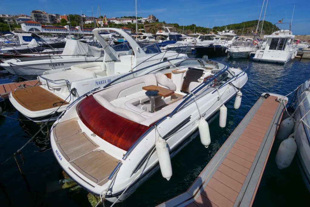 Windy 25 Mirage im Hafen vertäut, Gesamtansicht vom Heck – Nautic Luis Empuriabrava