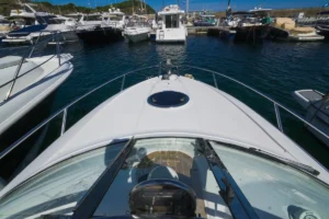 Ansicht des Bugs der Windy 25 Mirage vom Steuerstand aus – Nautic Luis Empuriabrava