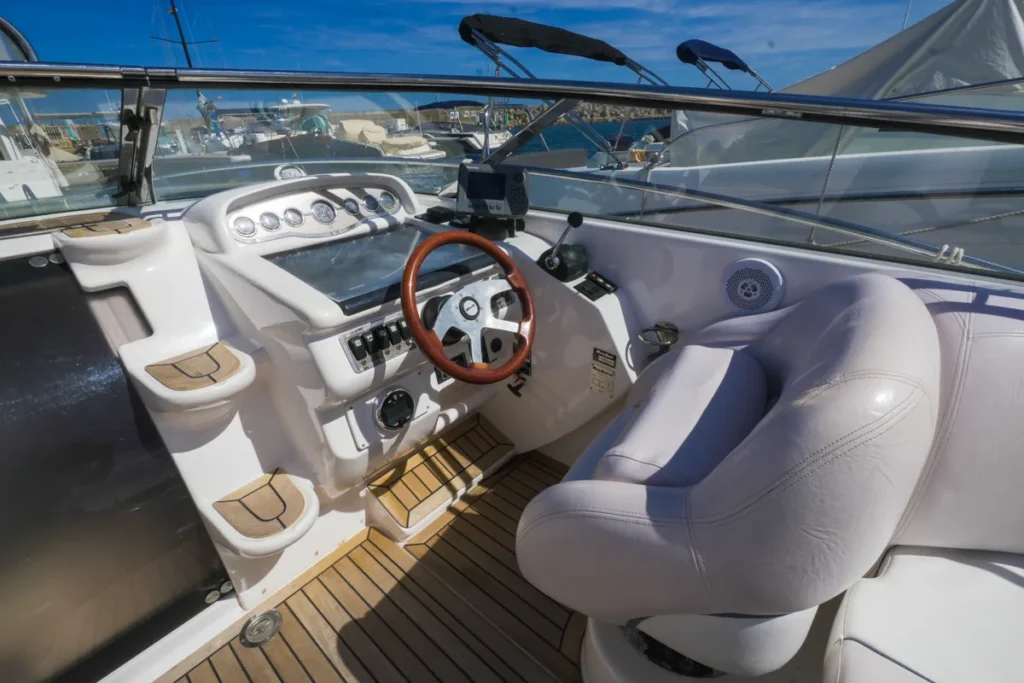 Steuerstand der Windy 25 Mirage mit Holzlenkrad – Nautic Luis Empuriabrava