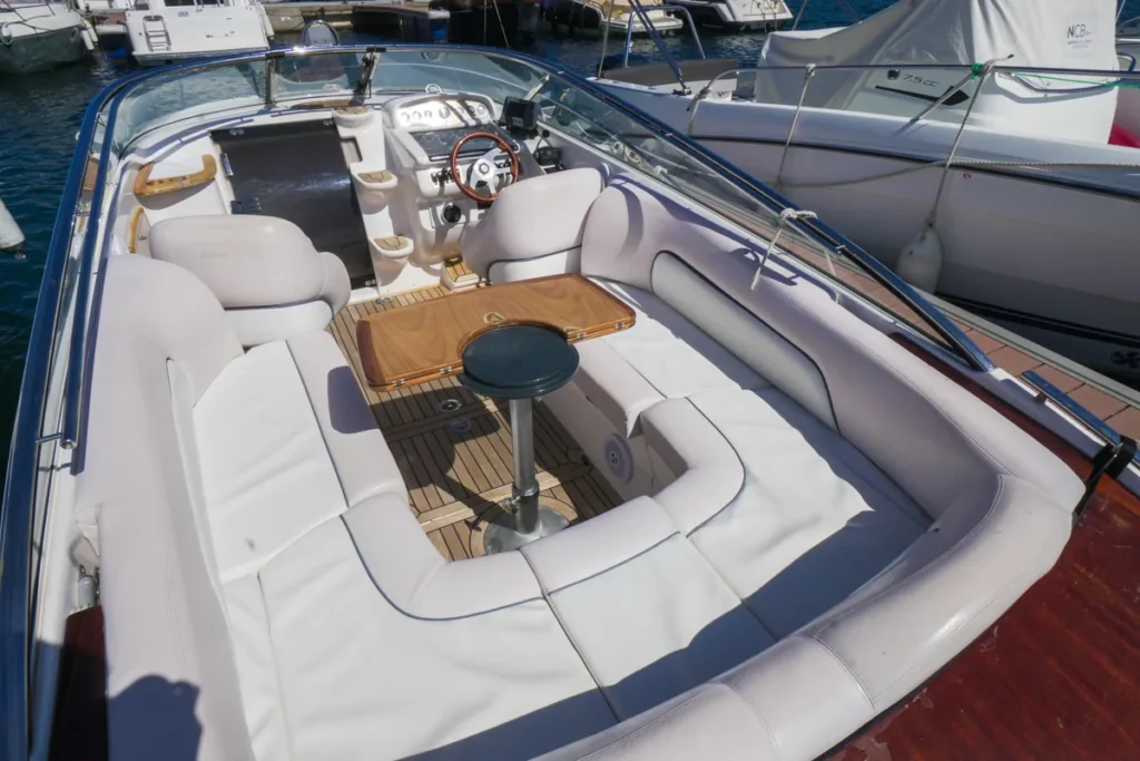 U-förmiges Sofa und Tisch im achteren Cockpit auf der Windy 25 Mirage – Nautic Luis Empuriabrava
