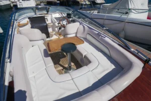 U-förmiges Sofa und Tisch im achteren Cockpit auf der Windy 25 Mirage – Nautic Luis Empuriabrava