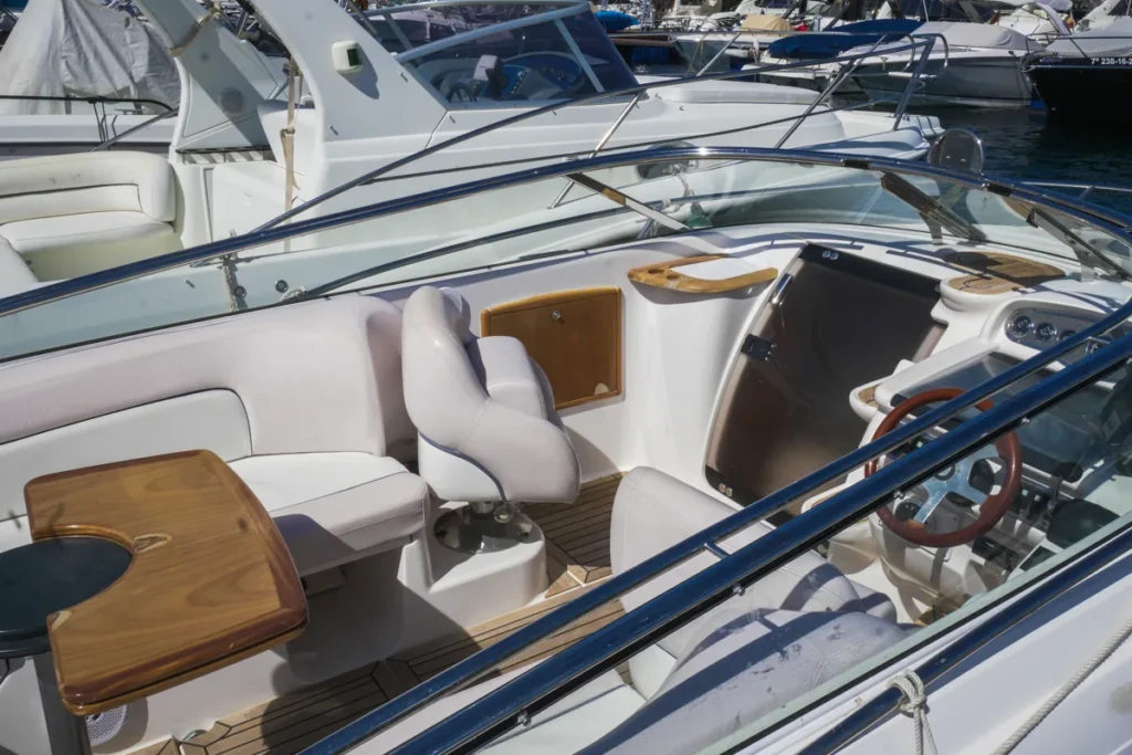 Sitzbereich neben dem Steuerstand der Windy 25 Mirage – Nautic Luis Empuriabrava