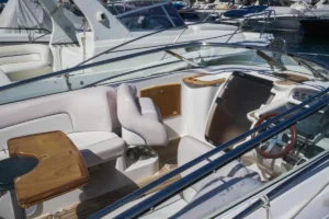 Sitzbereich neben dem Steuerstand der Windy 25 Mirage – Nautic Luis Empuriabrava