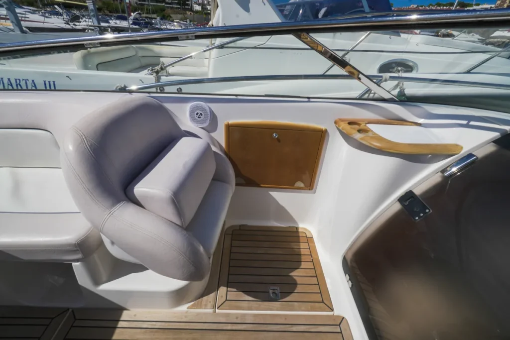 Beifahrersitz und seitliches Fach auf der Windy 25 Mirage – Nautic Luis Empuriabrava