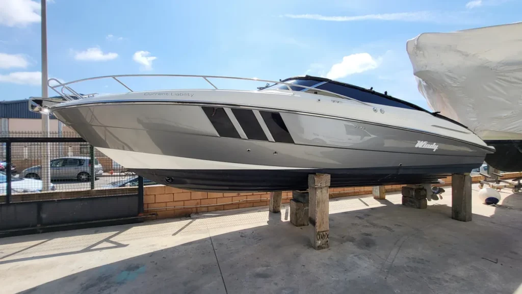 Vista general de la Windy 29 Coho de segunda mano en Mallorca, disponible en Nautic Luis, mostrando su elegante perfil deportivo y diseño escandinavo.