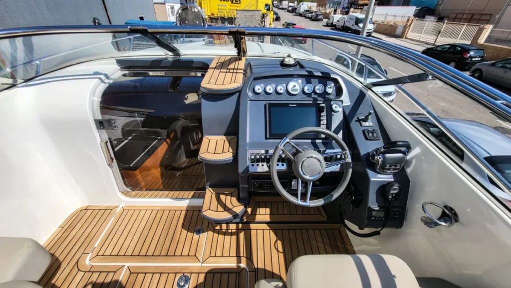 Puesto de mando de la Windy 29 Coho de segunda mano en Nautic Luis, Mallorca, con instrumentación moderna y diseño escandinavo.