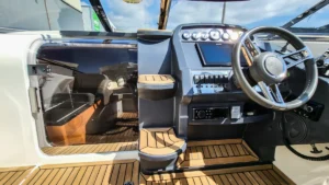 Puesto de mando y entrada a la cabina de la Windy 29 Coho de segunda mano en Nautic Luis, Mallorca, con diseño escandinavo y acabados premium.