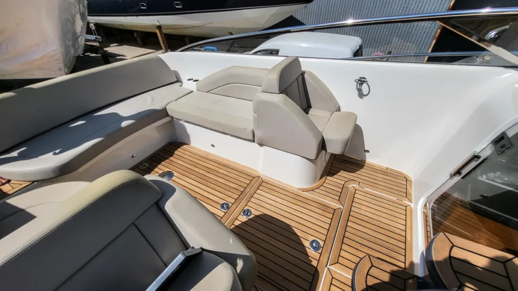 Asiento lateral y sofá en forma de L en la bañera de la Windy 29 Coho de segunda mano en Nautic Luis, Mallorca.