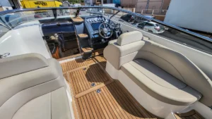Vista de la bañera hacia proa en la Windy 29 Coho de segunda mano en Nautic Luis, Mallorca, mostrando los asientos y el acceso al puesto de mando.
