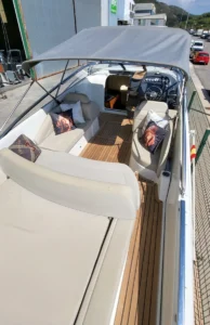 Bañera con solárium de popa y toldo bimini instalado en la Windy 29 Coho de segunda mano en Nautic Luis, Mallorca.